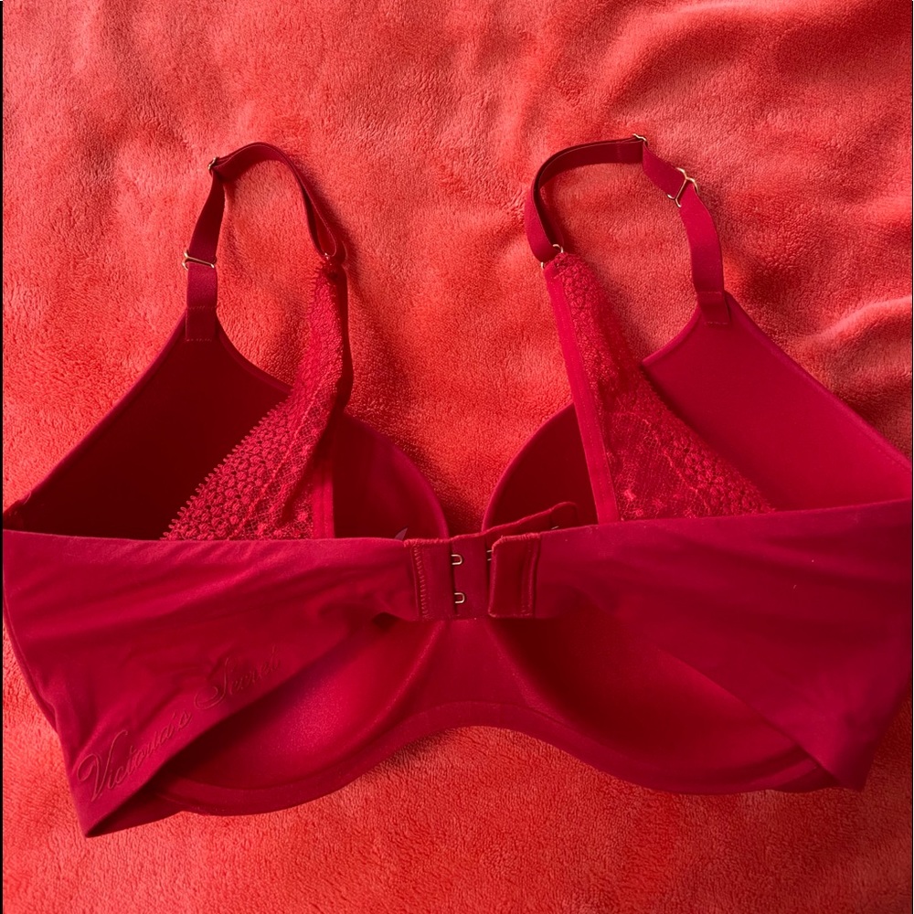 Underwire bra with lace straps